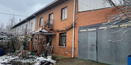 Vivienda con zona verde, garaje, huerto y anexos en Sorriba del Esla (Leon)